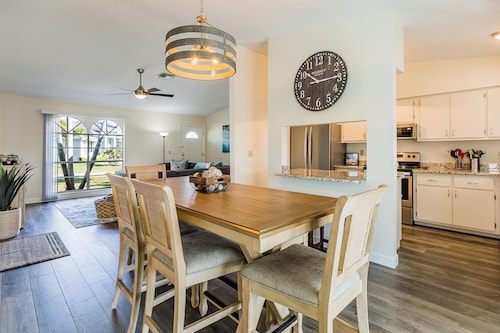 DOLPHIN BUNGALOW! Remodeled water front getaway in the heart of Old Marco