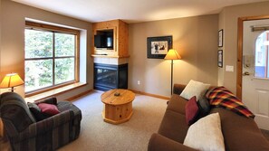 Fernseher, Kamin, DVD-Player, Stereoanlage