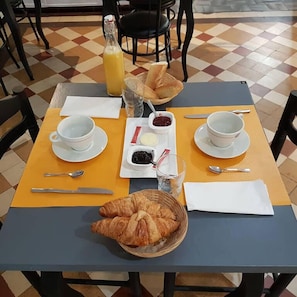 Daily continental breakfast (EUR 7 per person)