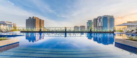 Una piscina al aire libre