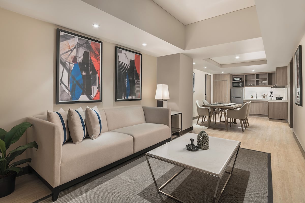 1 King Bed and 2 Single Beds, Two-Bedroom with Kitchen and Lounge Access | 객실 내 금고, 책상, 노트북 작업 공간, 다리미/다리미판