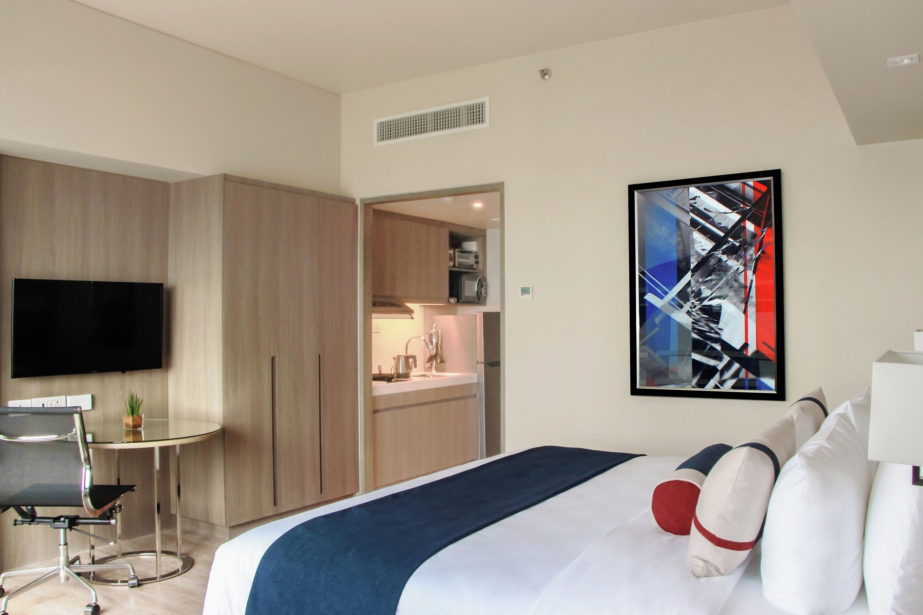 Studio Room with 1 King Bed, Kitchenette and Club Access | Caja de seguridad en la habitación y escritorio 