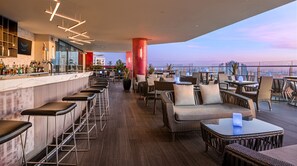 Bar ở tầng thượng 