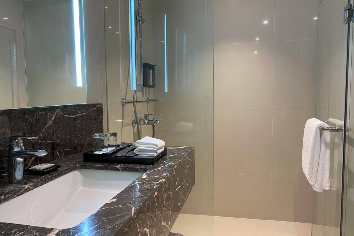 2 Single Beds, Studio Room with Kitchenette | 욕실 | 샤워 시설, 무료 세면용품, 목욕가운, 슬리퍼