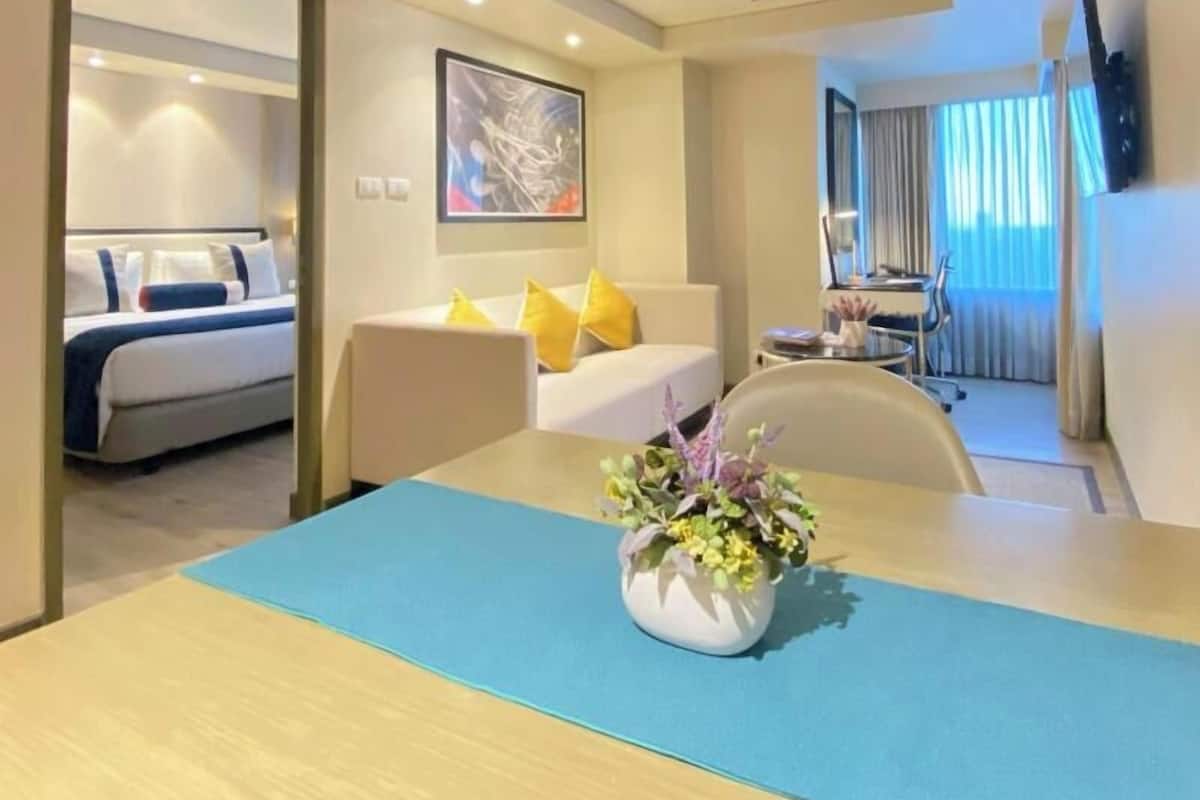 1 King Bed, One-Bedroom with Bathtub, Kitchen, Washer-Dryer and Lounge Access | 객실 내 금고, 책상, 노트북 작업 공간, 다리미/다리미판
