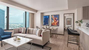 1 King Bed and 2 Single Beds, Two-Bedroom with Kitchen, Washer-Dryer | Cofres nos quartos, escrivaninha, espaço de trabalho para notebook