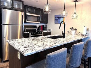 Refrigerador, microondas, horno y parrilla de estufa 