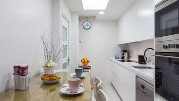 Een koelkast, een microgolfoven, een oven, een vaatwasser