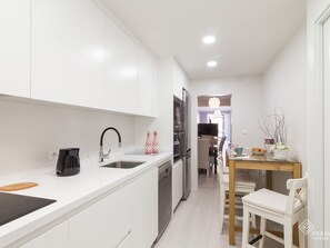 Refrigerador, microondas, horno y lavavajillas 