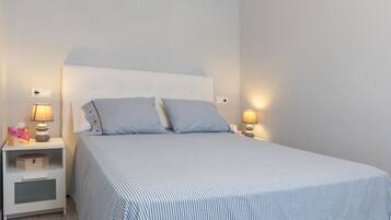 1 slaapkamer, een strijkplank/strijkijzer, internet, beddengoed