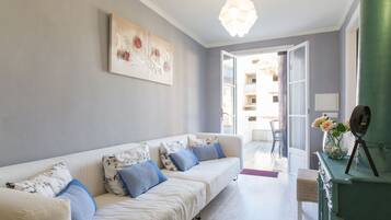 Televisie, een dvd-speler en een stereo