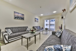 Apartment, 1 Schlafzimmer | Wohnzimmer | 55-Zoll-LCD-Fernseher mit Kabelempfang, Fernseher