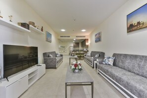 Apartment, 1 Schlafzimmer | Wohnzimmer | 55-Zoll-LCD-Fernseher mit Kabelempfang, Fernseher