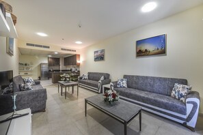 Apartment, 1 Schlafzimmer | Wohnbereich | 55-Zoll-LCD-Fernseher mit Kabelempfang, Fernseher