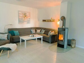 Smart TV, chimenea, reproductor de DVD y futbolito 