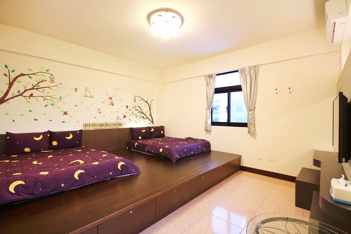 Quadruple Room, 2 Queen Beds, Non Smoking | Desk, rollaway beds, free WiFi, bed sheets