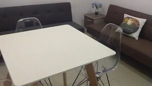 مكتب وملاءات أسرّة