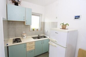 Kühlschrank, Herdplatte, Kochgeschirr/Geschirr/Besteck