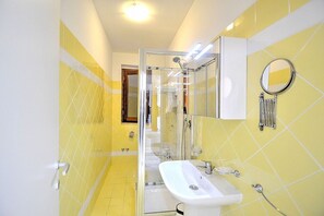 Shower, hair dryer, towels - Casa Pesca A: A modern and graceful apartment situated at a few steps from a sandy beach, with Free WI-FI. (Agropoli)