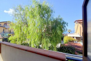 Property grounds - Casa Pesca A: A modern and graceful apartment situated at a few steps from a sandy beach, with Free WI-FI. (Agropoli)