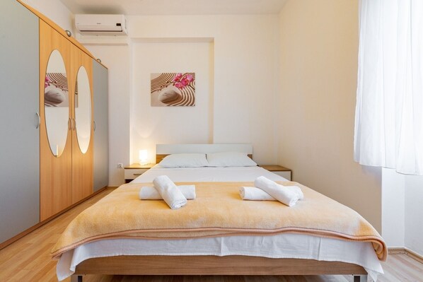 4 bedrooms, in-room safe, free WiFi, bed sheets
