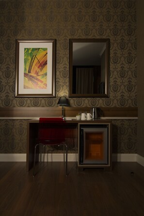 أغطية فراش متميزة وأسرّة تيمبور بديك وميني بار وخزنة داخل الغرفة