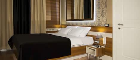 Kahden hengen superior-huone | Ylelliset vuodevaatteet, Tempur Pedic -patjalliset sängyt, minibaari