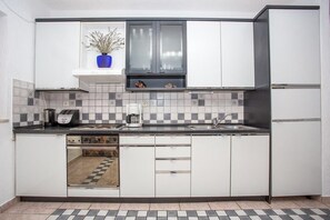 Fridge, oven, stovetop, dishwasher - Apartment in Njivice with Seaview, Balcony, Air condition, WIFI (4687-2) (Njivice)