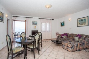 TV - Apartment in Njivice with Seaview, Balcony, Air condition, WIFI (4687-2) (Njivice)