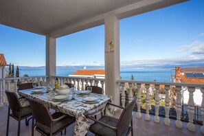 Outdoor dining - Apartment in Njivice with Seaview, Balcony, Air condition, WIFI (4687-2) (Njivice)