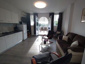 Fernseher, Kamin, Tischtennisplatte