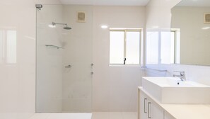 Bathtub, hair dryer - Sandy Beach House Corlette, 1/146 Sandy Point Road - Waterfront, WIFI, Aircon (Corlette)