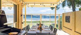 Sandy Beach House Corlette, 1/146 Sandy Point Road - Waterfront, WIFI, Aircon