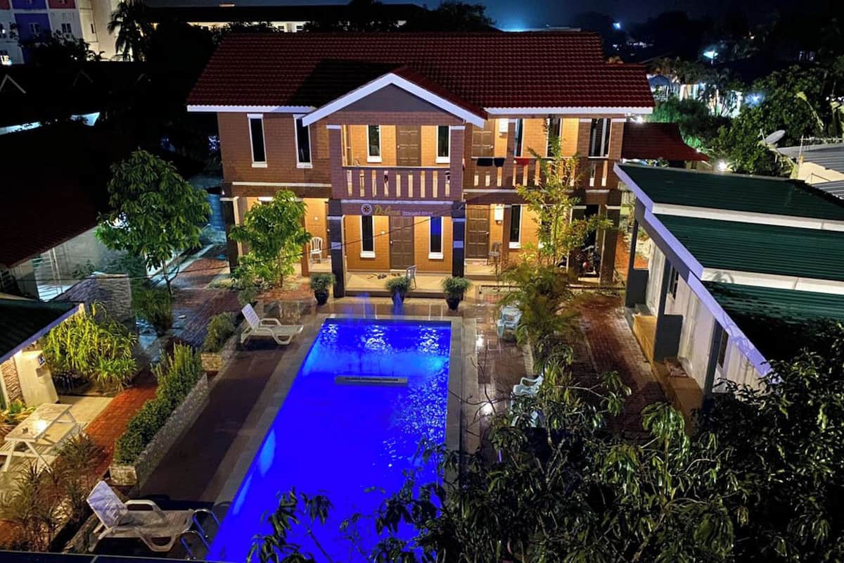 Deluxe-Vierbettzimmer, Nichtraucher, Poolblick | Minibar, Zimmersafe, Schreibtisch, laptopgeeigneter Arbeitsplatz