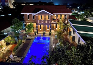 Quarto quádruplo luxo, para não fumantes, vista para a piscina | Frigobar, cofres nos quartos, escrivaninha