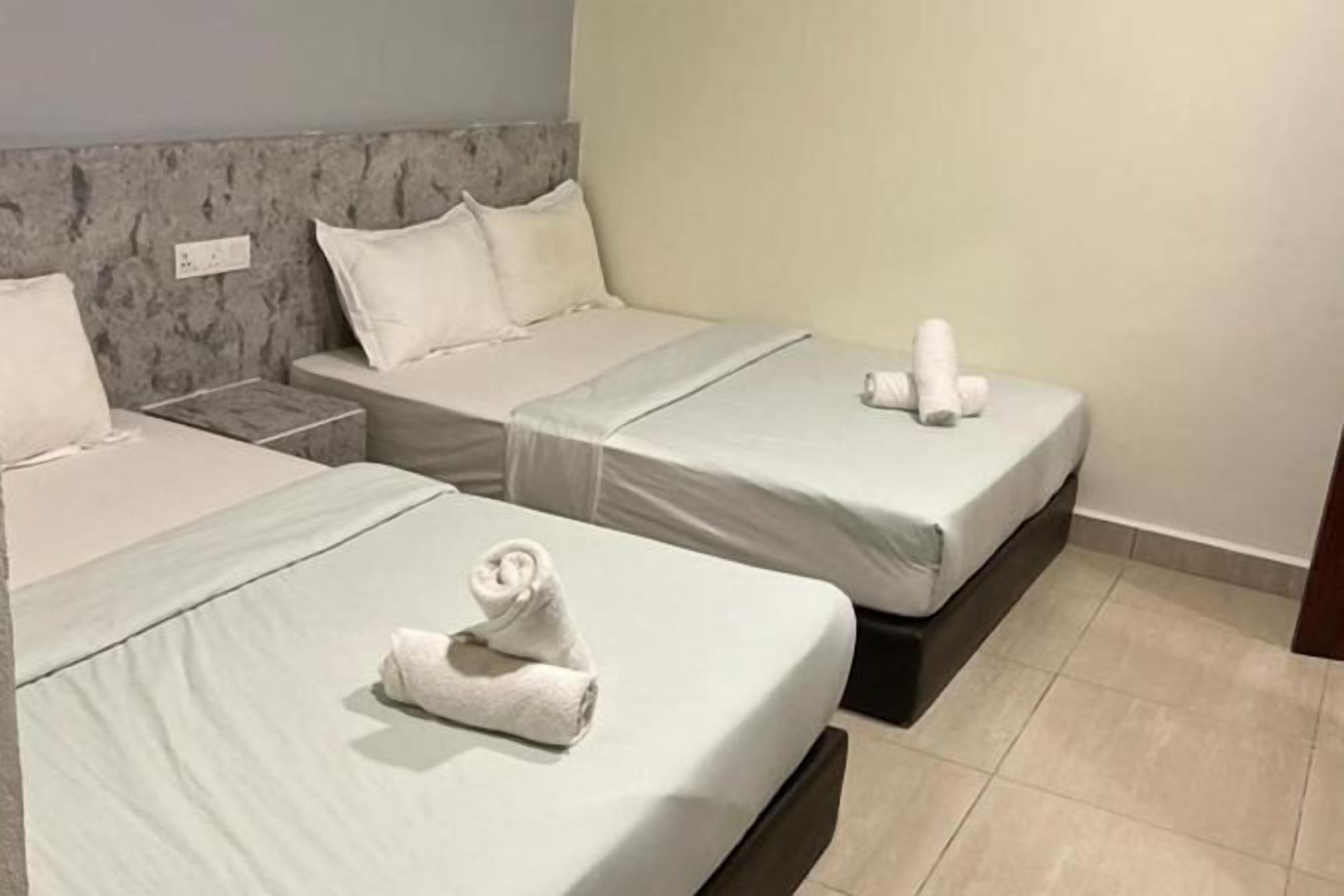 Minibar, caja de seguridad en la habitación y escritorio 