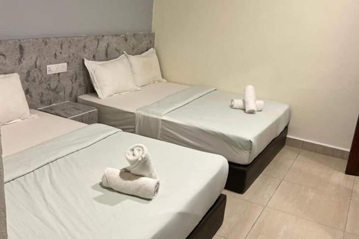 Minibar, caja de seguridad en la habitación y escritorio