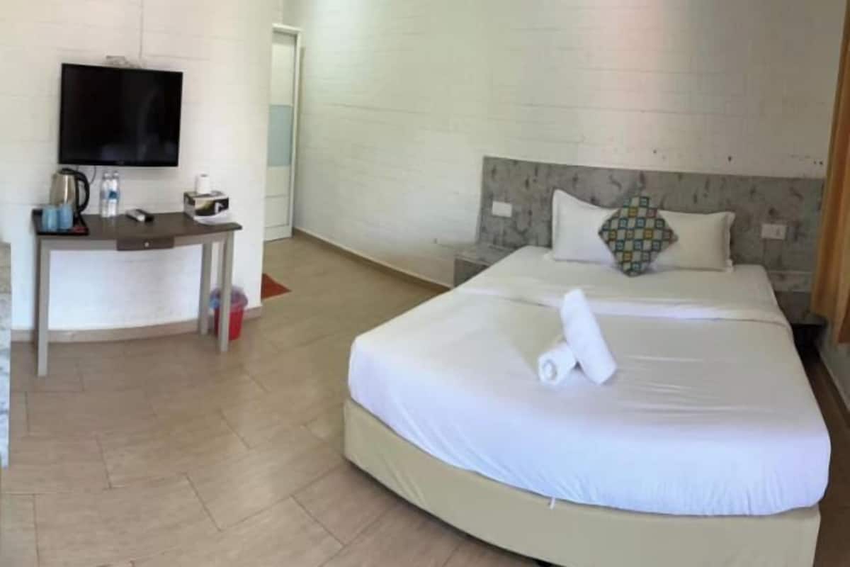 In-room safe, desk, iron/ironing board, free WiFi