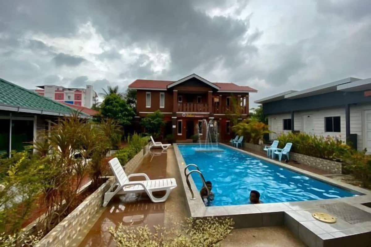 Pool | Outdoor pool, open 8:00 AM to 10:00 PM, sun loungers
