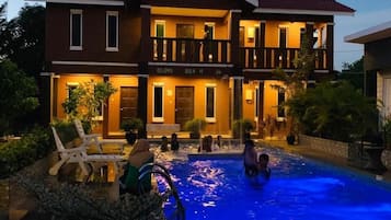 Piscina all'aperto, con ingresso dalle 08:00 alle 22:00, lettini