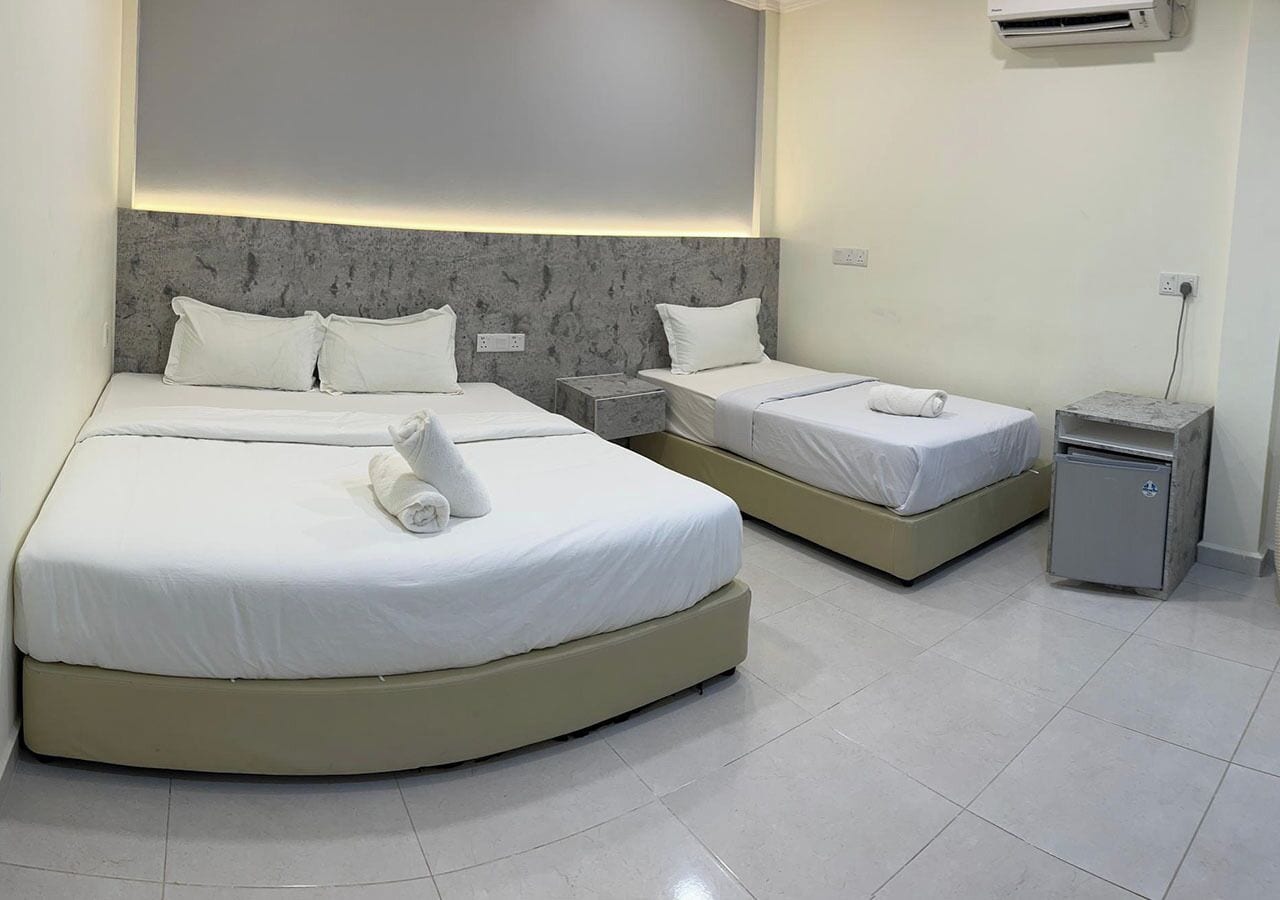 Standard-Dreibettzimmer, Gartenblick | Minibar, Zimmersafe, Schreibtisch, laptopgeeigneter Arbeitsplatz