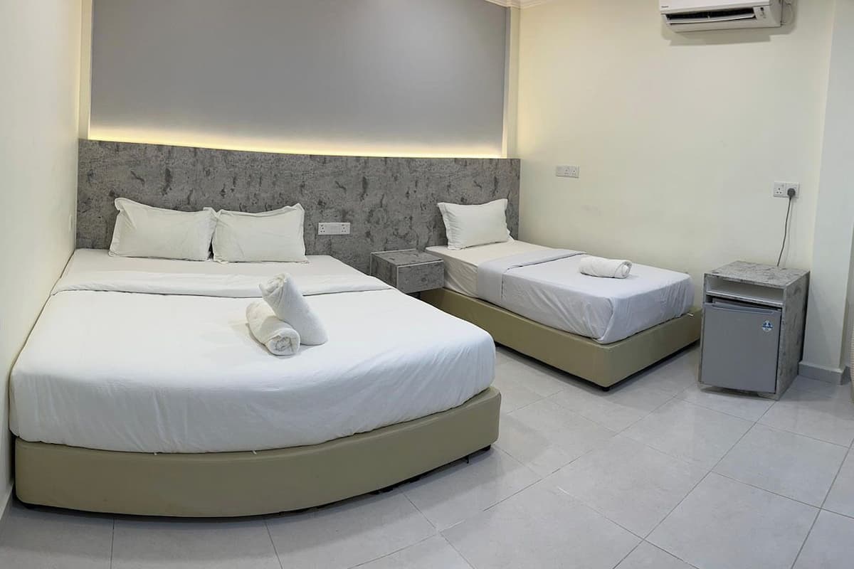 Standard-Dreibettzimmer, Gartenblick | Minibar, Zimmersafe, Schreibtisch, laptopgeeigneter Arbeitsplatz