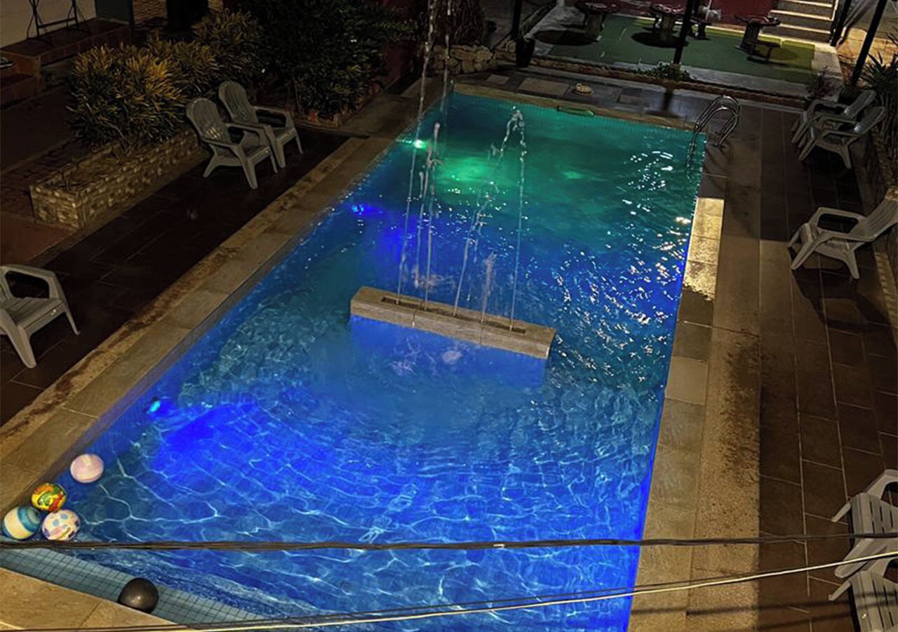Piscina externa, funciona das 8h às 22h, espreguiçadeiras