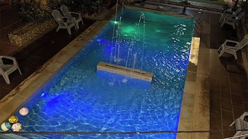 Piscina externa, funciona das 8h às 22h, espreguiçadeiras