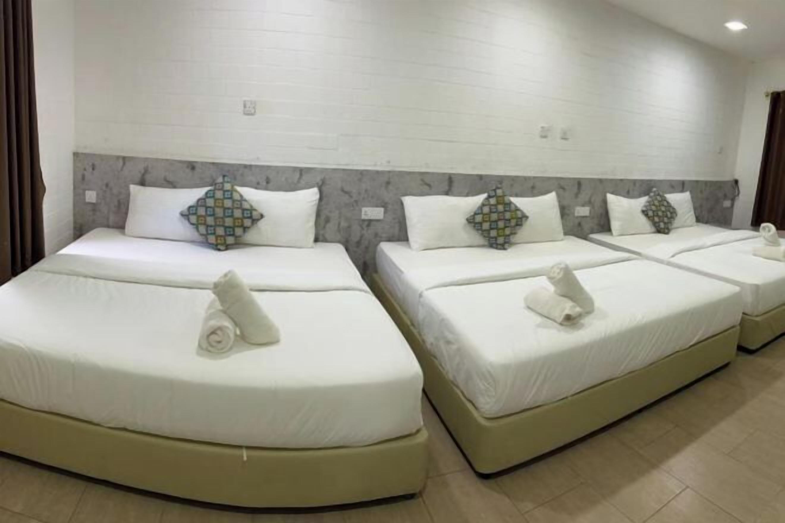 Minibar, caja de seguridad en la habitación y escritorio 