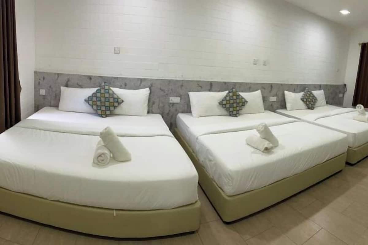 Minibar, caja de seguridad en la habitación y escritorio