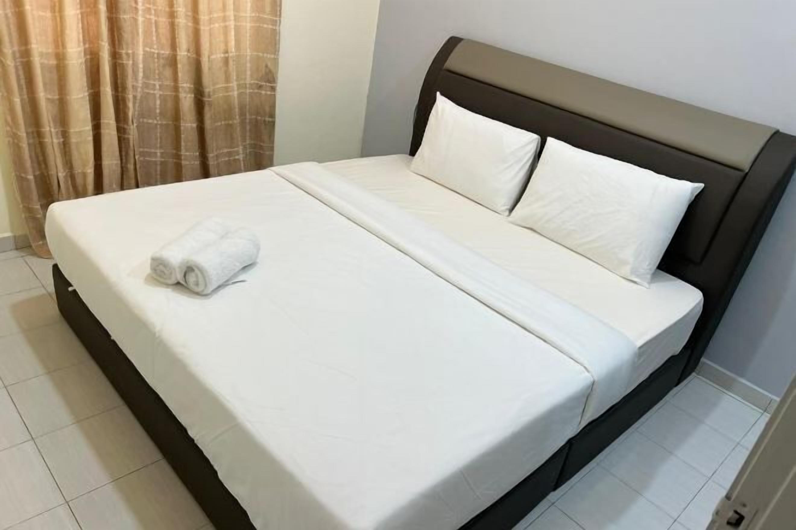 Minibar, caja de seguridad en la habitación y escritorio 