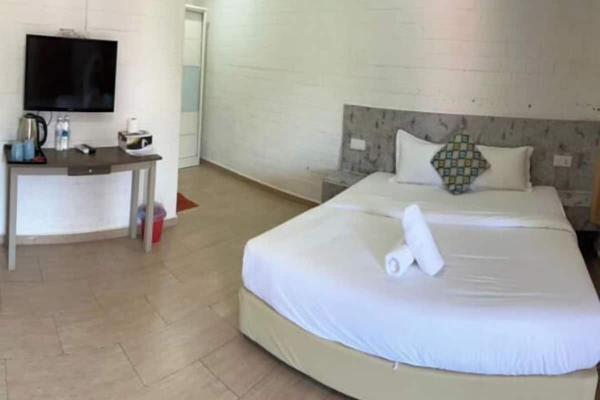 In-room safe, desk, laptop workspace, iron/ironing board