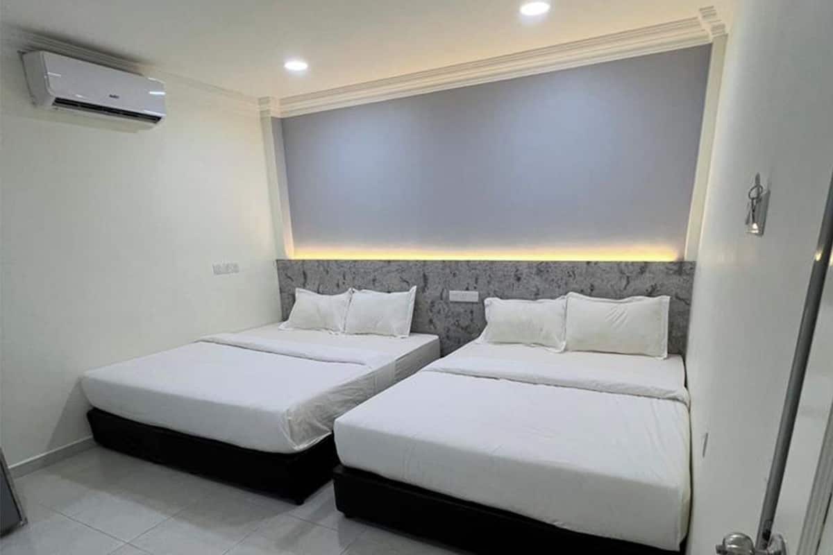 Familienzimmer, Gartenblick | Minibar, Zimmersafe, Schreibtisch, laptopgeeigneter Arbeitsplatz