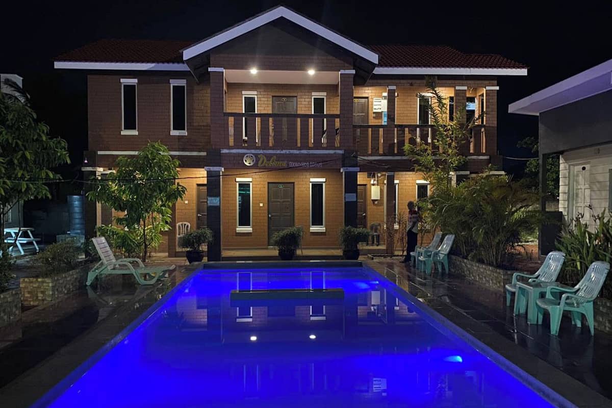 Standard Room, Pool View | Minibar, in-room safe, desk, laptop workspace